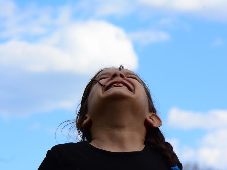 Mädchen schaut in den Himmel