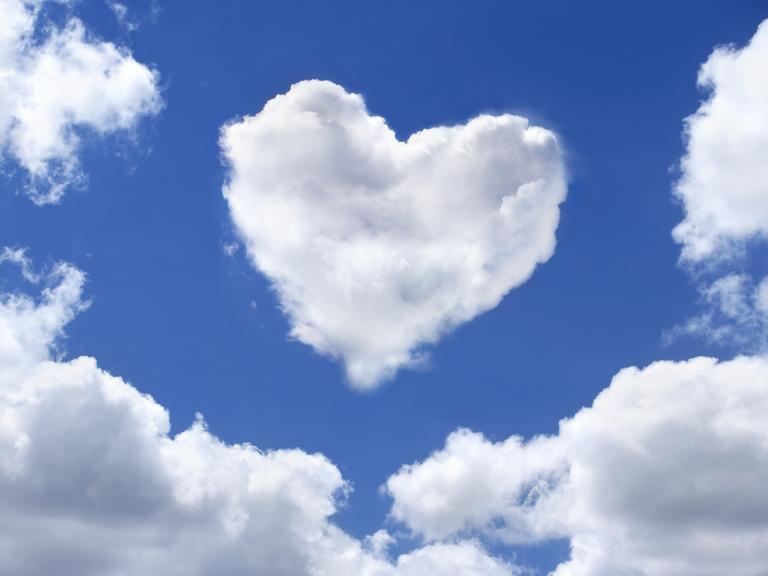 Ein Himmel mit Wolken, davon eine in Herzform