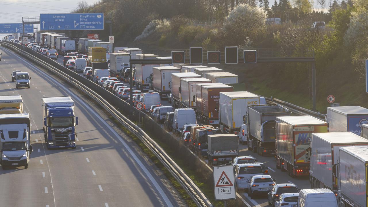 Ein Stau auf einer Autobahn mit vielen LKW