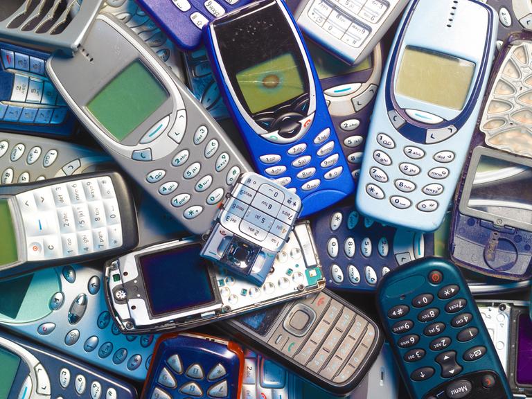 Eine Sammlung alter Mobiltelefone