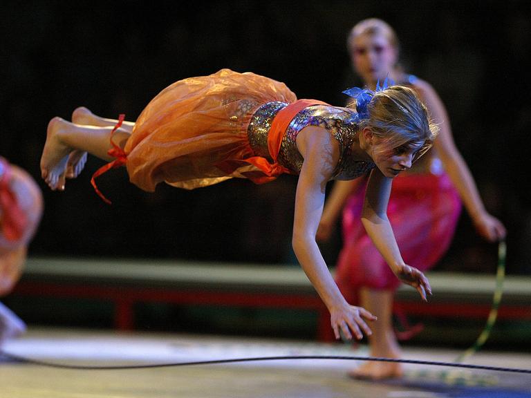Ropeskipping Performance während der DTB Gala Fire and Rain; Show, Showprogramm