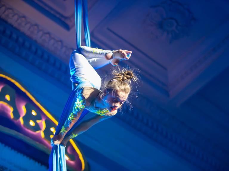 Ein Mädchen tritt mit einer Akrobatiknummer im Zirkus auf.