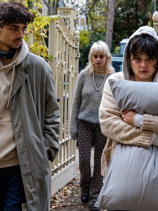 Szene aus der Serie "Everyone is f*cking crazy" des Saarländischen Rundfunks: (v.l.n.r.): Malik (Arsenij Walker), Chloë (Maja Bons), Derya (Via Jikeli)und Schröder (Luise von Stein)
