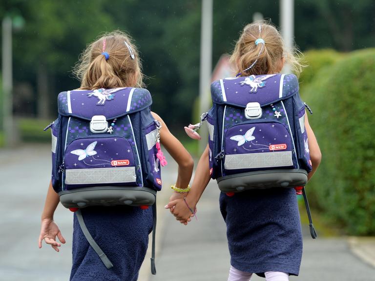 Zwei Mädchen am Tag ihrer Einschulung